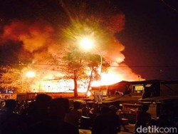 Kebakaran di Kemayoran Menghanguskan 150 Petak Bedeng, Api dari Korsleting