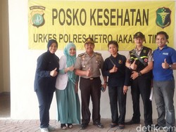 Selain Makanan, Warga Rusun Jatinegara Barat Juga Dapat Pengobatan Gratis