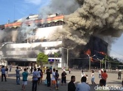 Hingga Malam Hari, Petugas Masih Berupaya Padamkan Api di Medan Plaza