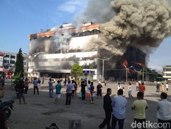 Terdengar Ledakan Berkali-kali, Polisi Imbau Warga Jauhi Gedung Medan Plaza