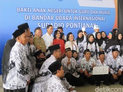 Tinjau Bandara Supadio Pontianak, Jokowi Bagikan Tiket Pesawat ke 45 Guru