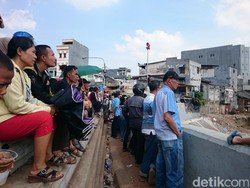 Warga Asyik Nonton Kampung Pulo, Jl Jatinegara Barat Tersendat