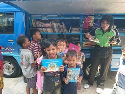 Mobil Pintar Polda Hibur Anak-anak Pindahan Kampung Pulo di Rusun Baru