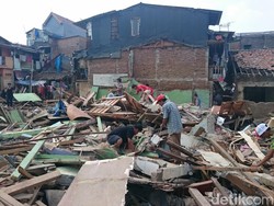 Satpol PP Sempat Kesulitan Robohkan Rumah Hajah Nani di Kampung Pulo
