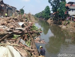 Satpol PP Jaga Proses Pembangunan Sodetan Ciliwung di Kampung Pulo