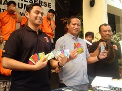 Pembobol Dana Nasabah Pakai Wig dan Kumis Palsu Saat Bertransaksi di ATM