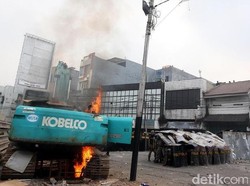 2 Tersangka Mengaku Bakar Backhoe di Kampung Pulo atas Inisiatif Sendiri
