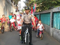 Contoh Nih! Iring-iringan Sepeda Anak-anak ini Berhenti Saat Lampu Merah