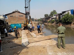 Begini Suasana Pemasangan Tiang Pancang Turap Ciliwung di Kampung Pulo