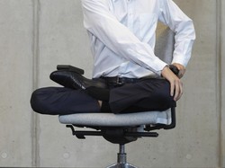 Yoga Tanpa Meninggalkan Meja Kerja? Bisa Kok, Begini Caranya