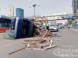 Besi Bawaan Mobil Pikap yang Terguling di Tol Dalkot Berserakan, Lalin Padat