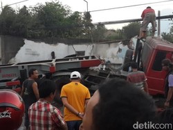 Truk Kontainer Tabrak Ayla dan Motor  di Gempol, Empat Orang Tewas
