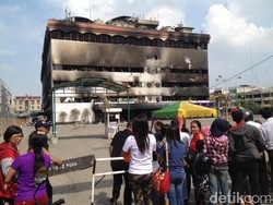 Jadi Tontonan, ini Rupa Medan Plaza yang Menghitam setelah Api Dipadamkan