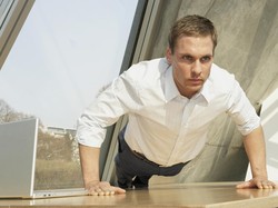 Tips Olahraga bagi Pekerja Kantoran: Jangan Begadang!