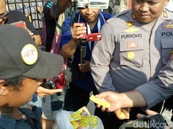 Pendukung Paslon Nisa-Syah Bagi-bagi Obat Anti Masuk Angin