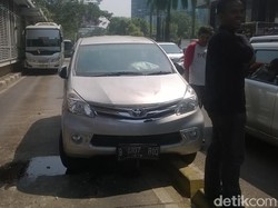 Avanza Tabrak Separator Busway di Depan Gedung KPK
