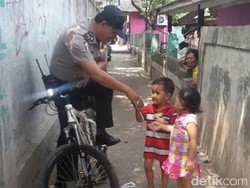 Hilangkan Stigma Polisi Menakutkan, Polisi di Jaksel Sapa Anak-anak