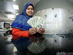 Dolar AS Dekati Rp 13.700, Pelemahan Rupiah Hanya Sementara