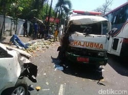 Tabrakan Mobil Jenazah dengan Pikap Gara-gara Bus Tidak Beri Jalan