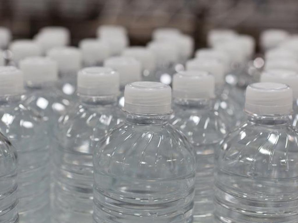 Minum Air Kedaluwarsa Bisa Berbahaya? Ini Penjelasan Menurut Sains Minum Air Kedaluwarsa Bisa Berbahaya? Ini Penjelasan Menurut Sains