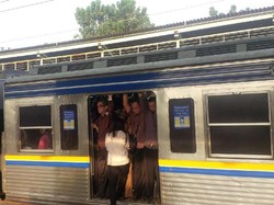 Fiuuh! Commuter Line Semakin Sesak dan Berhimpitan di Jam Berangkat Ngantor
