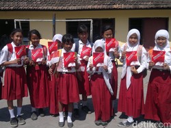 Girangnya Siswa SD dan Korban Lumpur Lapindo Peroleh Buku dan Kaos Jokowi