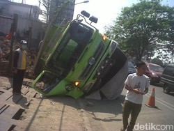 Truk Terguling dari Semalam Belum Dievakuasi, Arus Lalin di Jalan Jakarta Tersendat