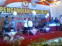 Hilangnya Kunci Kotak Undian Warnai Pengundian Nomor Urut Pilkada Situbondo