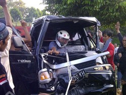 Momen Dramatis Saat Warga Selamatkan Sopir Korban Kecelakaan yang Terjepit Kap Mobil