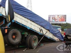 Truk Tanpa Kepala di Tol Cikampek Bikin Macet Sampai Tambun