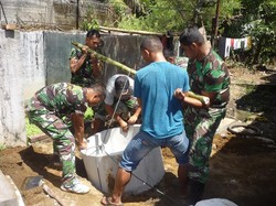 Semangat! Anggota TNI di Aceh ini Bahu Membahu Bangun WC untuk Warga Tak Mampu