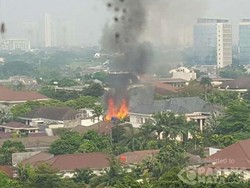 Penampakan Asap yang Membubung Tinggi dari Kebakaran di Widya Chandra