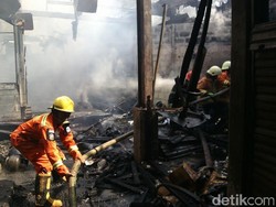 Enam Kios Pedagang di Pasar Caringin Ludes Terbakar