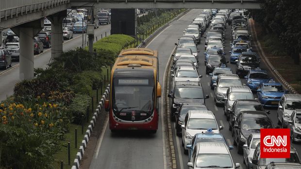 Anies Serahkan Persoalan Pembelian Bus ke Dirut Transjakarta