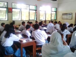 Sempat Telantar, Puluhan Siswa Zonasi Bekasi Masuk SMA Terbuka