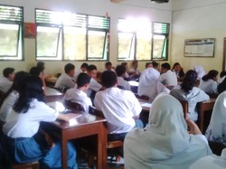 Sempat Telantar, Puluhan Siswa Zonasi Bekasi Masuk SMA Terbuka