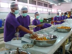 Tenaga Medis dan Minyak Goreng Hitam Jadi PR Asrama Haji Sukolilo