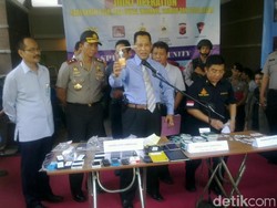 Polisi Sita Narkoba dan Peralatan Cyber Crime dari Rumah Mewah di Bandung