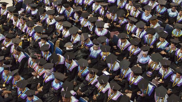 WISUDA SARJANA UNPATTI AMBON Mahasiswa Universitas Pattimura (Unpatti) mengikuti acara wisuda sarjana di Kampus Unpatti kawasan Poka, Ambon, Maluku, Kamis (27/8). Sebanyak 1.203 mahasiswa dari berbagai fakultas mengikuti acara wisuda tersebut. ANTARA FOTO/Embong Salampessy/aww/15.
