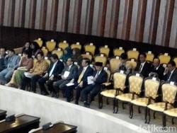 Hadiri Paripurna HUT ke-70 DPR, Akbar Tandjung dan Agung Laksono Akrab