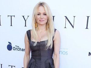 Pamela Anderson Dikabarkan Pacaran dengan Founder WikiLeaks