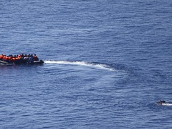 Di Pulau Kos, Wisatawan dan Pengungsi Suriah Berbaur di Pantai yang Sama