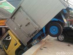 Ada Truk Nungging di Pinggir Jl Raya Jakarta-Bogor, ini Penampakannya