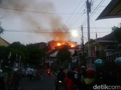 Api Berkobar dari 2 Rumah Mewah, Warga Rinjani Semarang Panik