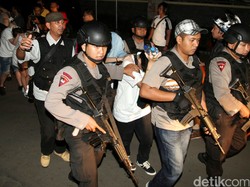 Puluhan Polisi Datangi Kampung Karangkajen Cari Pelaku Penganiayaan