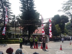 Rumah Ahok Dijaga Puluhan Polisi, Baru Ondel-ondel Pendemo yang Datang