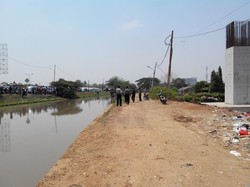 Walau Ada Temuan Bom Rakitan, Warga Tetap Lanjut Gelar Panjat Pinang di Kalimalang