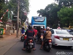 Bus Damri Mogok, Patung Pancoran Arah Pasar Minggu Macet