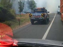 Hati-hati! Kebakaran Rumput di Pinggir Tol Jakarta-Cikampek, Macet 2 Km