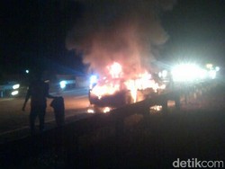 Mobil Boks Terbakar di Ruas Tol Pluit Arah Bandara Cengkareng